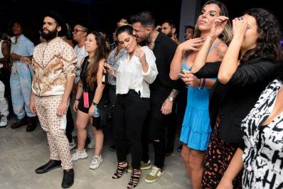 Clima esquentou! Cleo troca beijos com marido em show