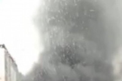 Carro colide com caminhão e pega fogo em Campos dos Goytacazes