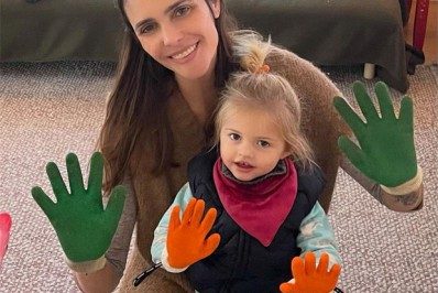 Fernanda Lima posa com a filha em dia de jardinagem: 'Elas plantam juntas'