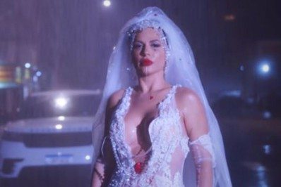 Vestida de noiva, viúva de MC Kevin lança primeiro clipe da carreira e homenageia artista