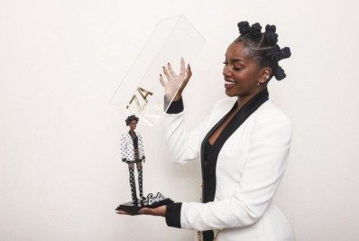 No Dia da Consciência Negra, IZA vira boneca: 'Sempre quis ter uma Barbie parecida comigo'