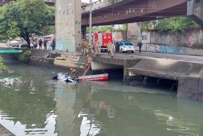 Veículo cai dentro de canal no Centro do Rio