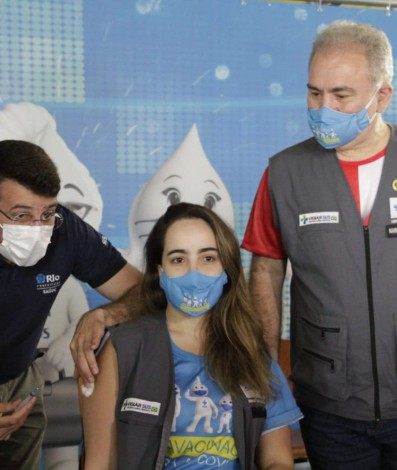 Daniela Queiroga, filha do ministro, recebe a dose de reforço, aplicada pelo secretário municipal de Saúde, Daniel Soranz