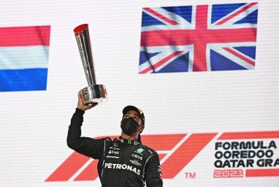 Hamilton vence GP do Catar e diferença para Verstappen cai para oito pontos
