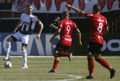 Carli comemora título da Série B: ‘Voltei para isso’