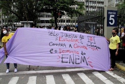 Grupo faz protesto contra suposta interferência do governo federal no Enem