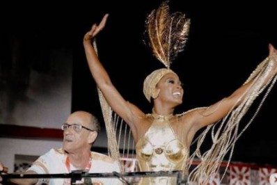 Erika Januza é coroada rainha de bateria da Viradouro