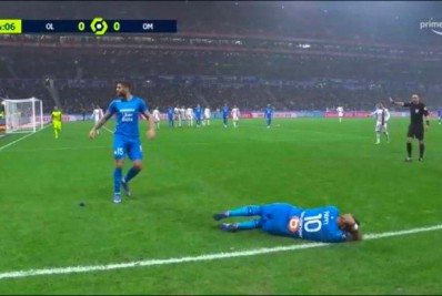 Clube francês é punido após torcedor acertar garrafa em adversário