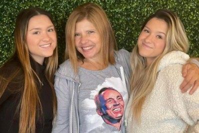 Ao lado das filhas, viúva de Gugu Liberato lamenta dois anos de sua morte: 'Saudades'