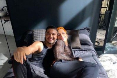 Credo, que delícia! Romulo Estrela e Rainer Cadete posam de conchinha na cama