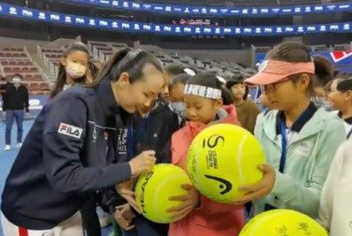 Após dúvidas sobre paradeiro, Peng Shuai aparece em imagens de torneio chinês