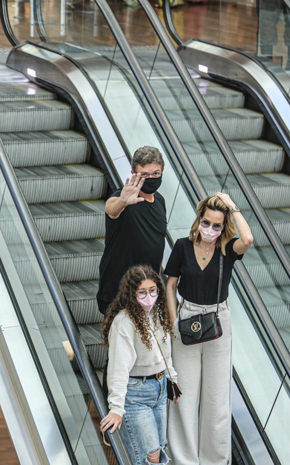 Boninho, Ana Furtado e a filha, Isabela, em shopping do Rio