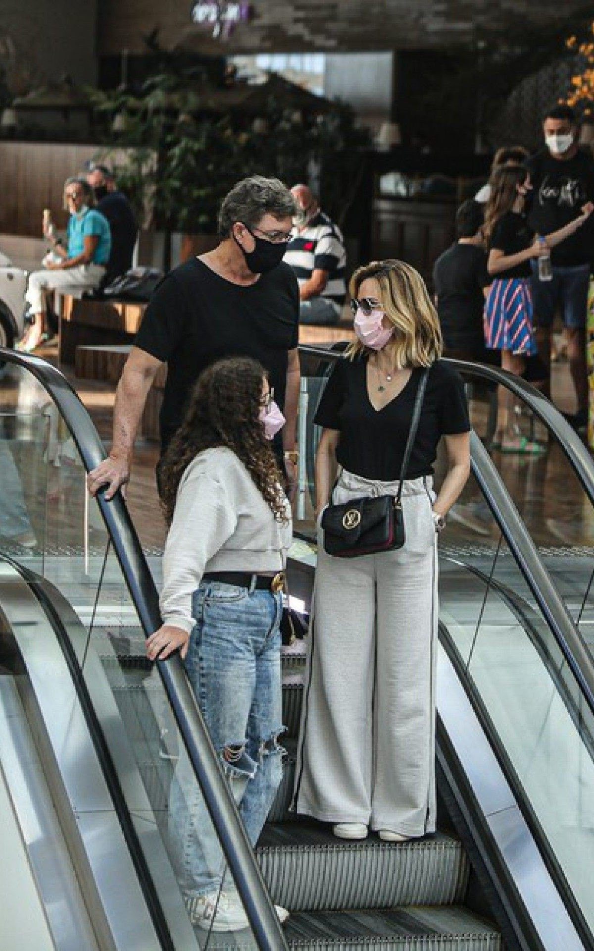 Boninho, Ana Furtado e a filha, Isabela, em shopping do Rio