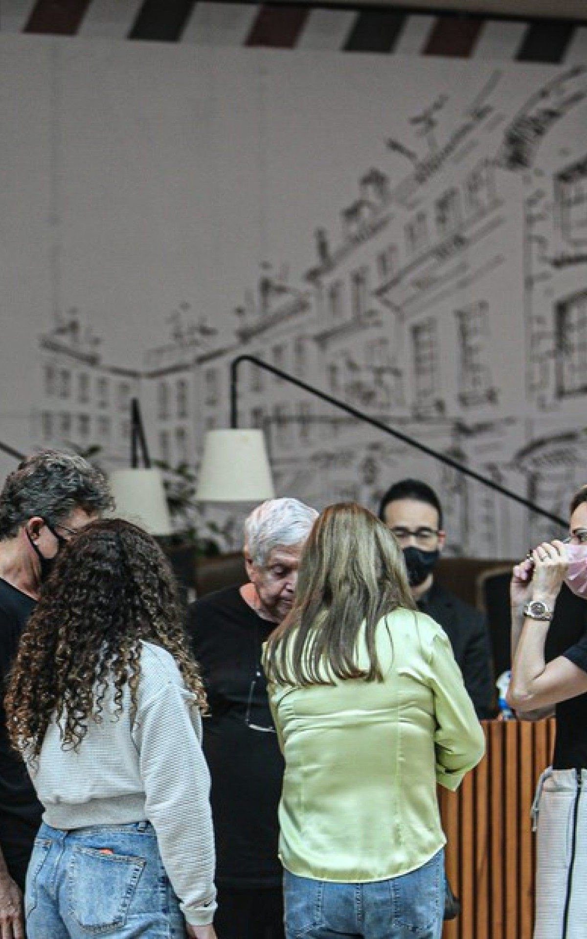 Boninho, Ana Furtado e Boni pai em shopping do Rio