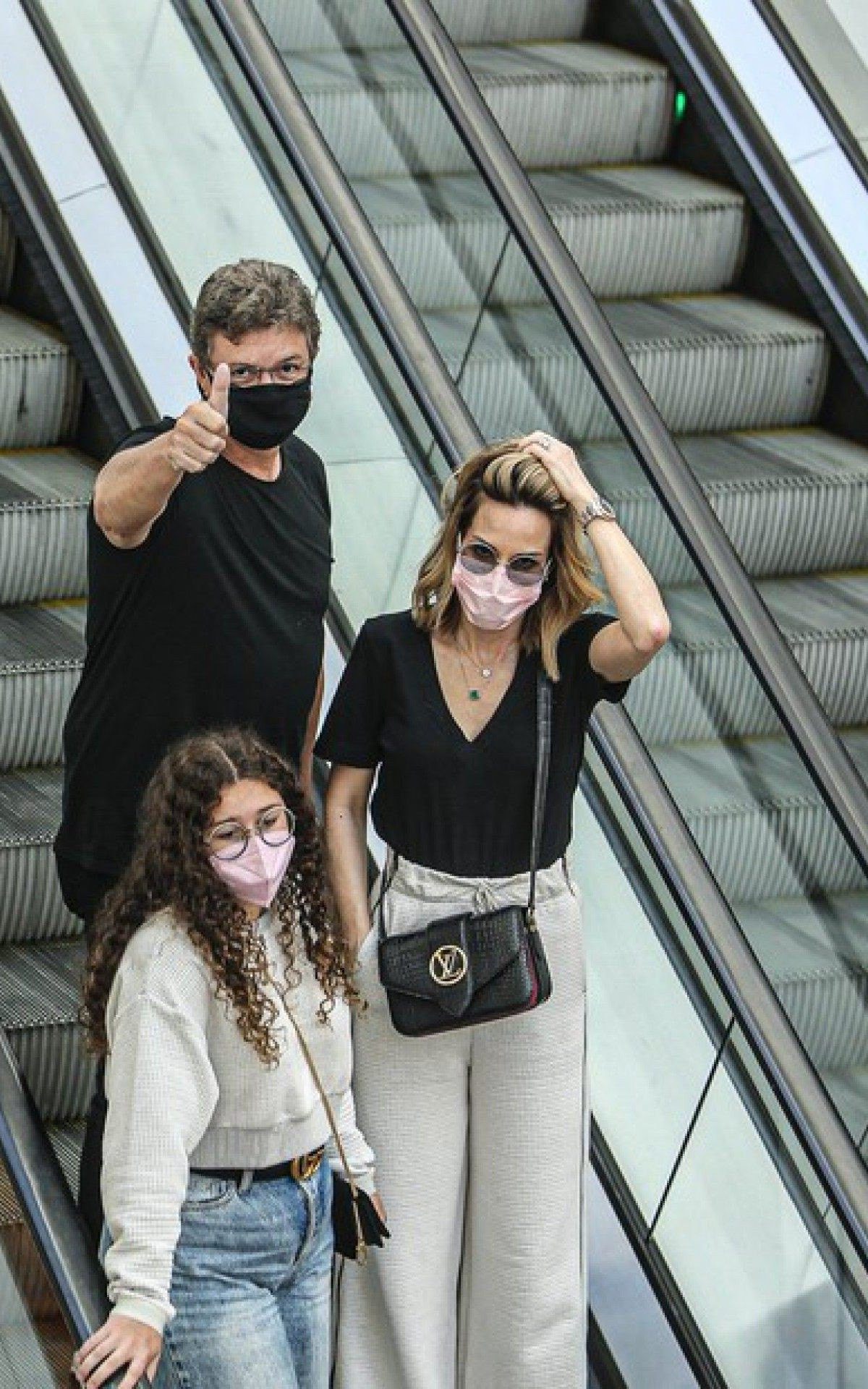 Boninho, Ana Furtado e a filha, Isabela, em shopping do Rio