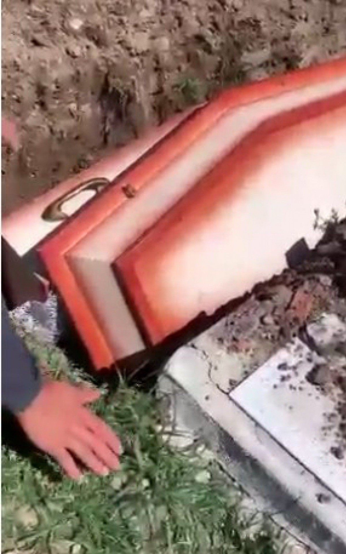 Caix&atilde;o quebrou no momento que era colocado na cova. 