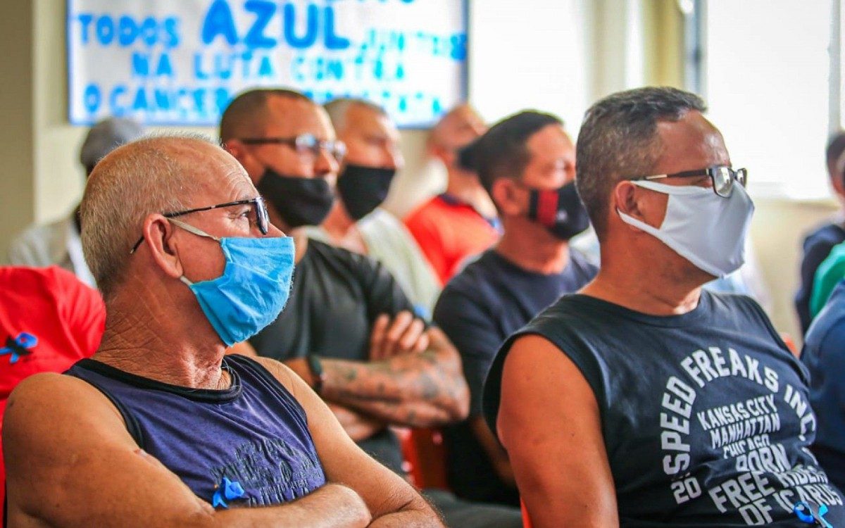 Homens aguardam o atendimento na Policl&iacute;nica Especializada para fazer os exames