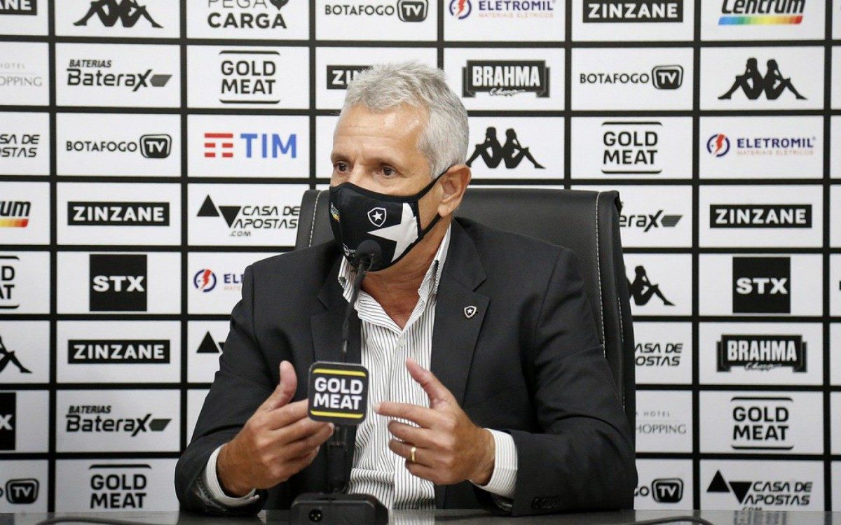 Vice do Botafogo acredita na perman&ecirc;ncia de Enderson Moreira: 'Acreditamos que podem fazer hist&oacute;ria'
