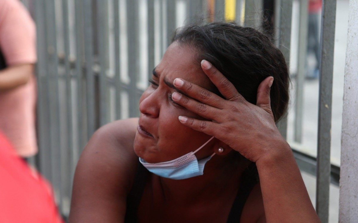 Familiares e amigos no iml, reconhecendo os corpos encontrados no salgueiro
milena Menezes (irm&atilde; de Rafael) um dos mortos, encontrados no salgueiro
