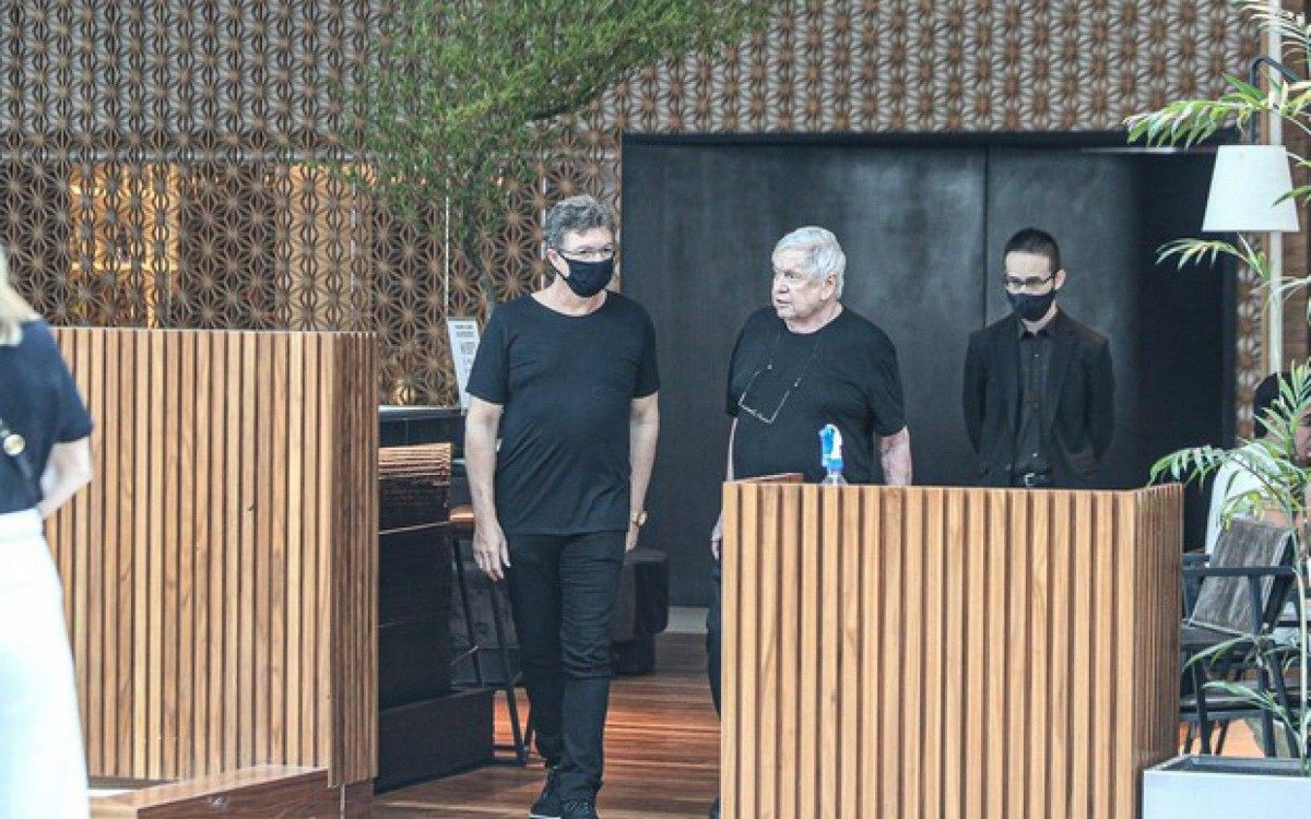 Boninho e Boni pai em shopping do Rio