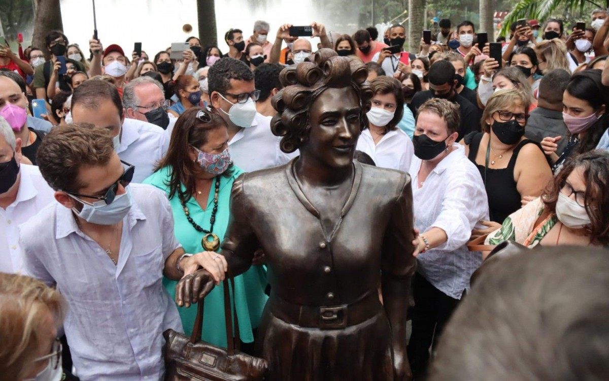Thales Bretas e Dea Lúcia na inauguração de estátuas em homenagem a Paulo Gustavo em Niterói - Agnews