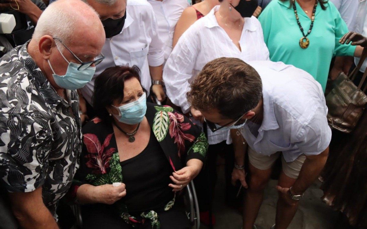 Thales Bretas e Dea Lúcia na inauguração de estátuas em homenagem a Paulo Gustavo em Niterói - Agnews