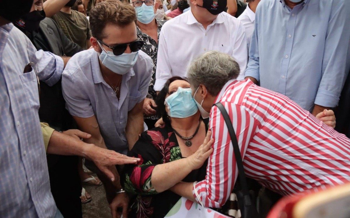 Thales Bretas e Dea LÚcia na inauguração de estátuas em homenagem a Paulo Gustavo em Niterói - Agnews