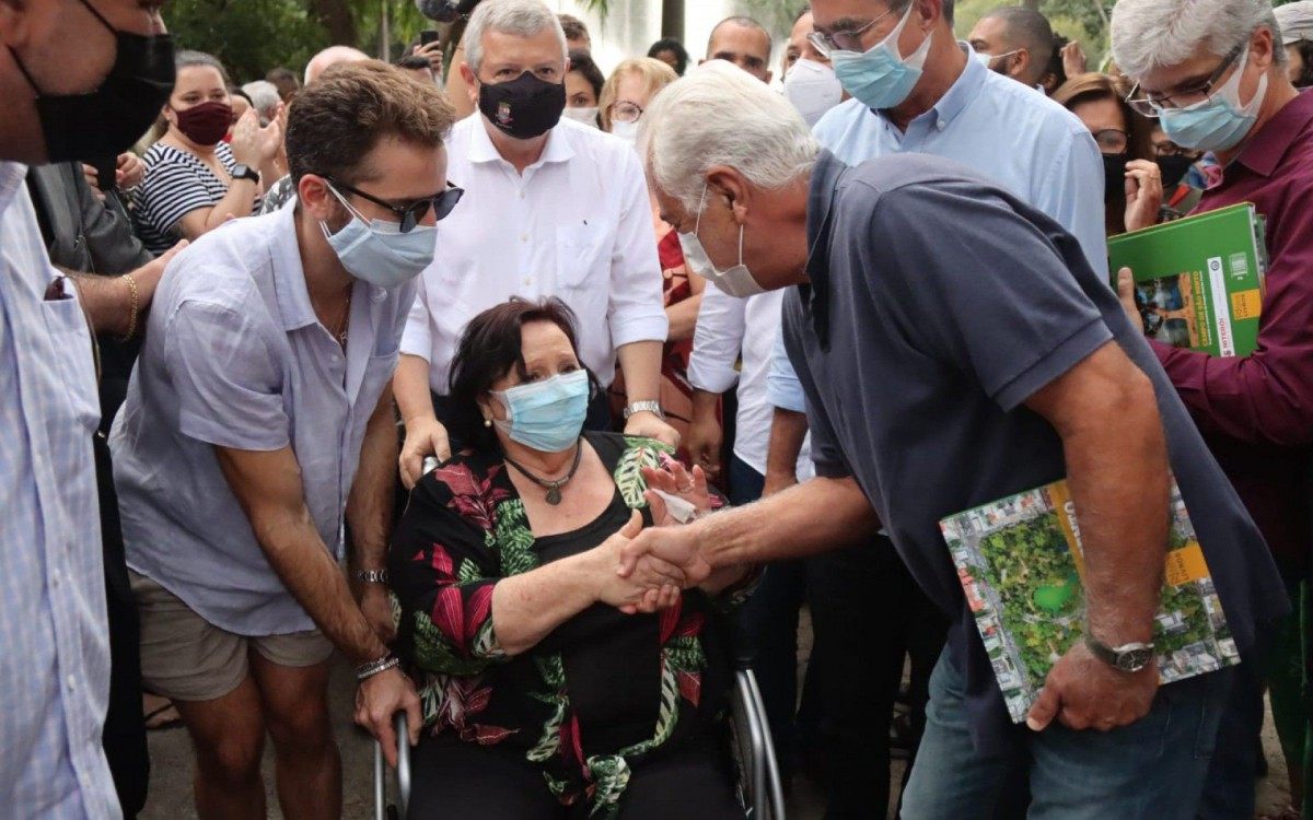 Thales Bretas e Dea LÃcia na inauguraÃ§Ã£o de estÃ¡tuas em homenagem a Paulo Gustavo em NiterÃ³i - Agnews