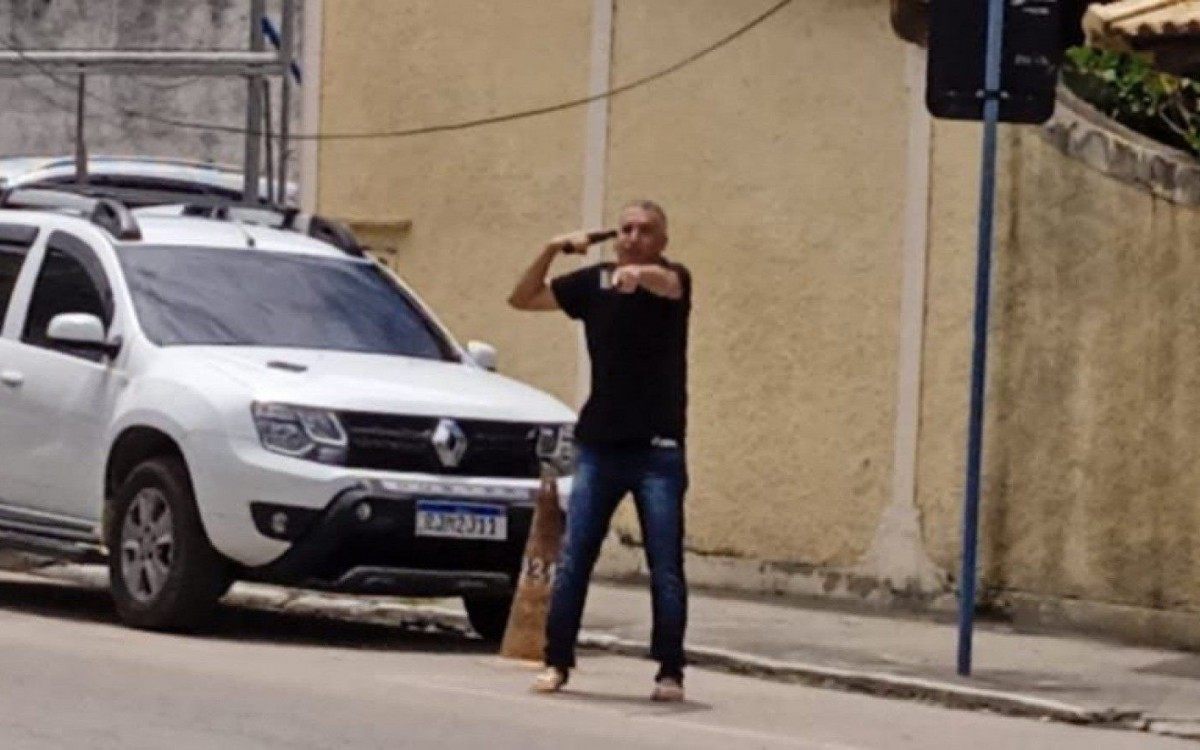 Policial surta invade delegacia e tenta se matar