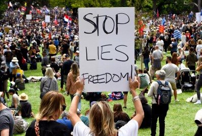 Áustria inicia confinamento em meio a revolta contra restrições na Europa