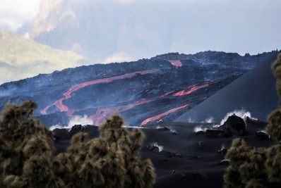Novo confinamento em La Palma após fluxo de lava chegar ao mar