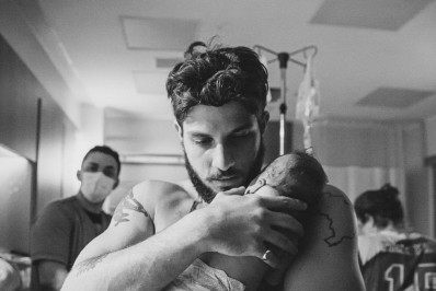 Chay Suede e Laura Neiva compartilham novos registros do nascimento do filho