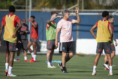 Vídeo! Torcedores do Grêmio vão até hotel do Flamengo e pedem para que Renato Gaúcho 'entregue' jogo de terça-feira