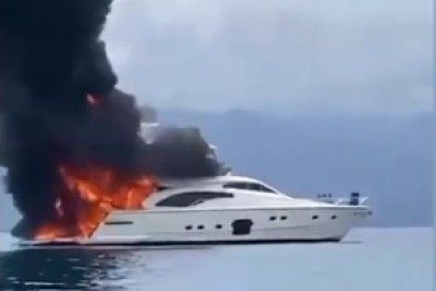 Lancha pega fogo na Baía da Ilha Grande