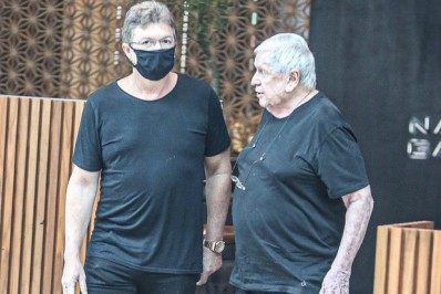 Passeio em família! Boninho encontra o pai, Boni, em shopping