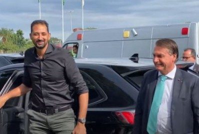 Vídeo: Bolsonaro leva jogador de vôlei Maurício Souza para conversar com apoiadores no cercadinho do Alvorada