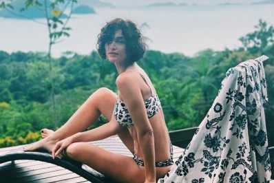 Musa! De biquíni, Débora Nascimento posa em meio a natureza