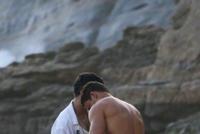Cauã Reymond e Isabeli Fontana posam para ensaio de fotos em praia da Zona Oeste