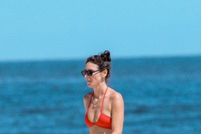 Glenda Kozlowski esbanja boa forma em praia da Zona Sul do Rio