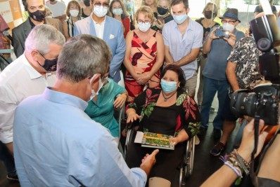 Mãe de Paulo Gustavo, Dea Lúcia marca presença em inauguração das estátuas do humorista em Niterói