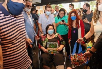 Viúvo de Paulo Gustavo, Thales Bretas vai a inauguração das estátuas do humorista em Niterói