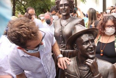 Viúvo de Paulo Gustavo, Thales Bretas vai a inauguração das estátuas do humorista em Niterói