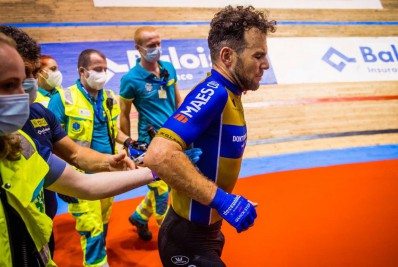 Ciclista bicampeão mundial sofre queda e é hospitalizado