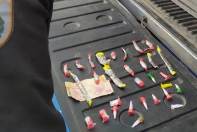 Homem é preso vendendo drogas drogas na Praça do Cova, em Arraial do Cabo