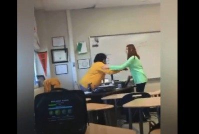 Vídeo mostra momento em que aluna branca agride professora negra: 'Ela é negra e está me irritando'