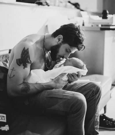 Chay Suede mostra primeiros dia de vida do filho José - Reprodução