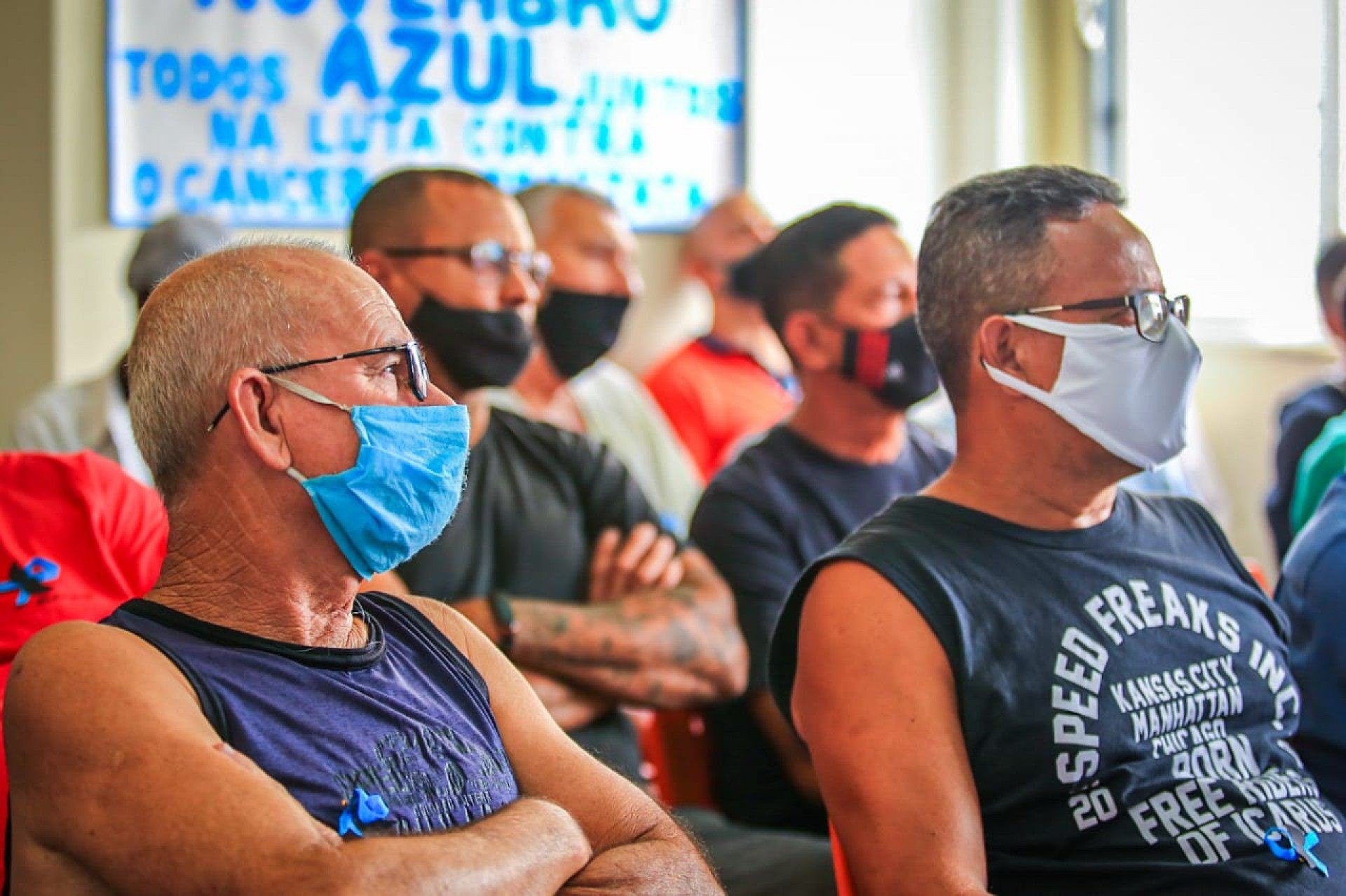 Homens aguardam o atendimento na Policl&iacute;nica Especializada para fazer os exames - Rafael Barreto / PMBR