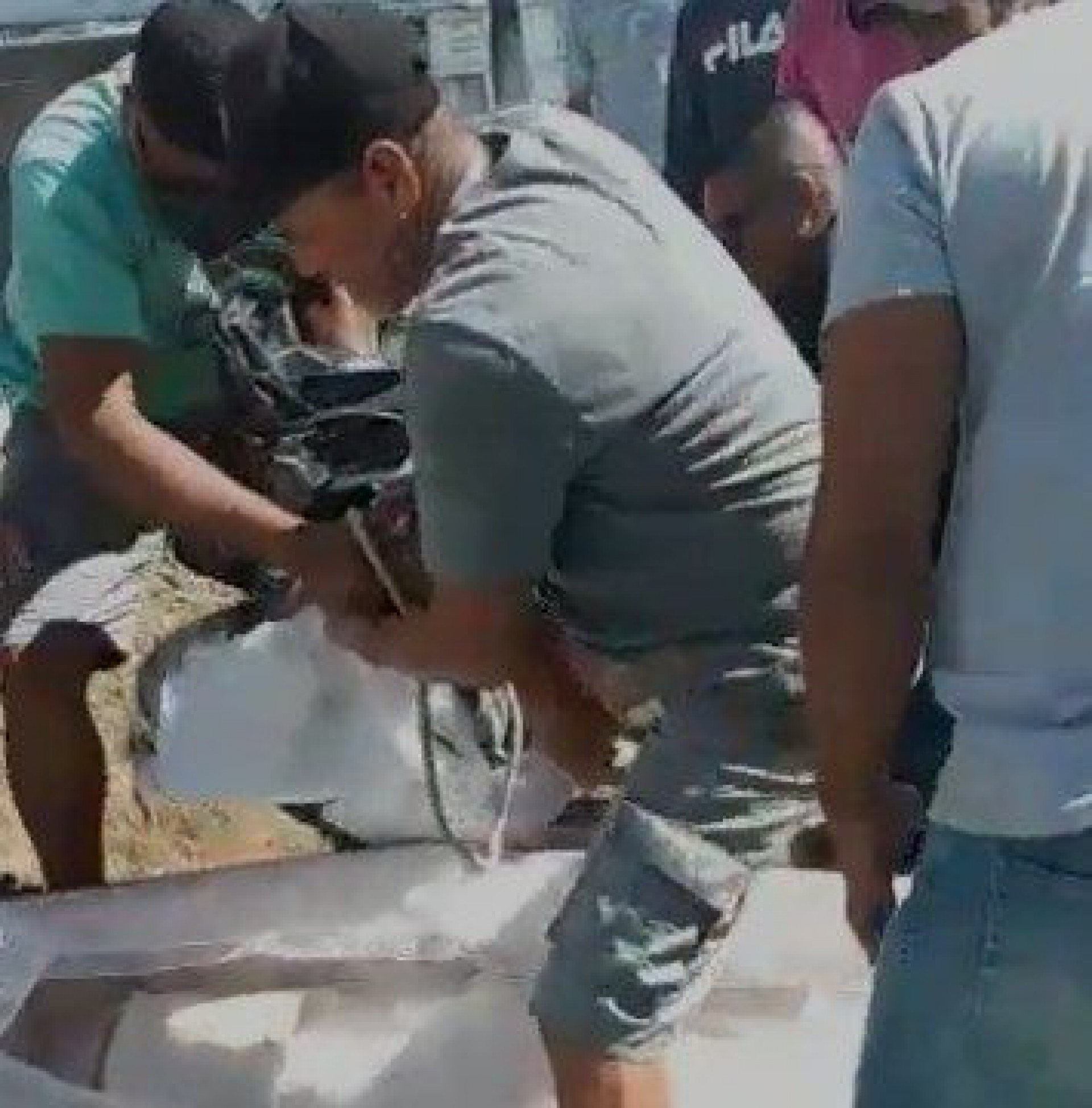 Familiares viram o corpo do parente sendo exposto após caixão abrir em meio ao enterro  - Reprodução 