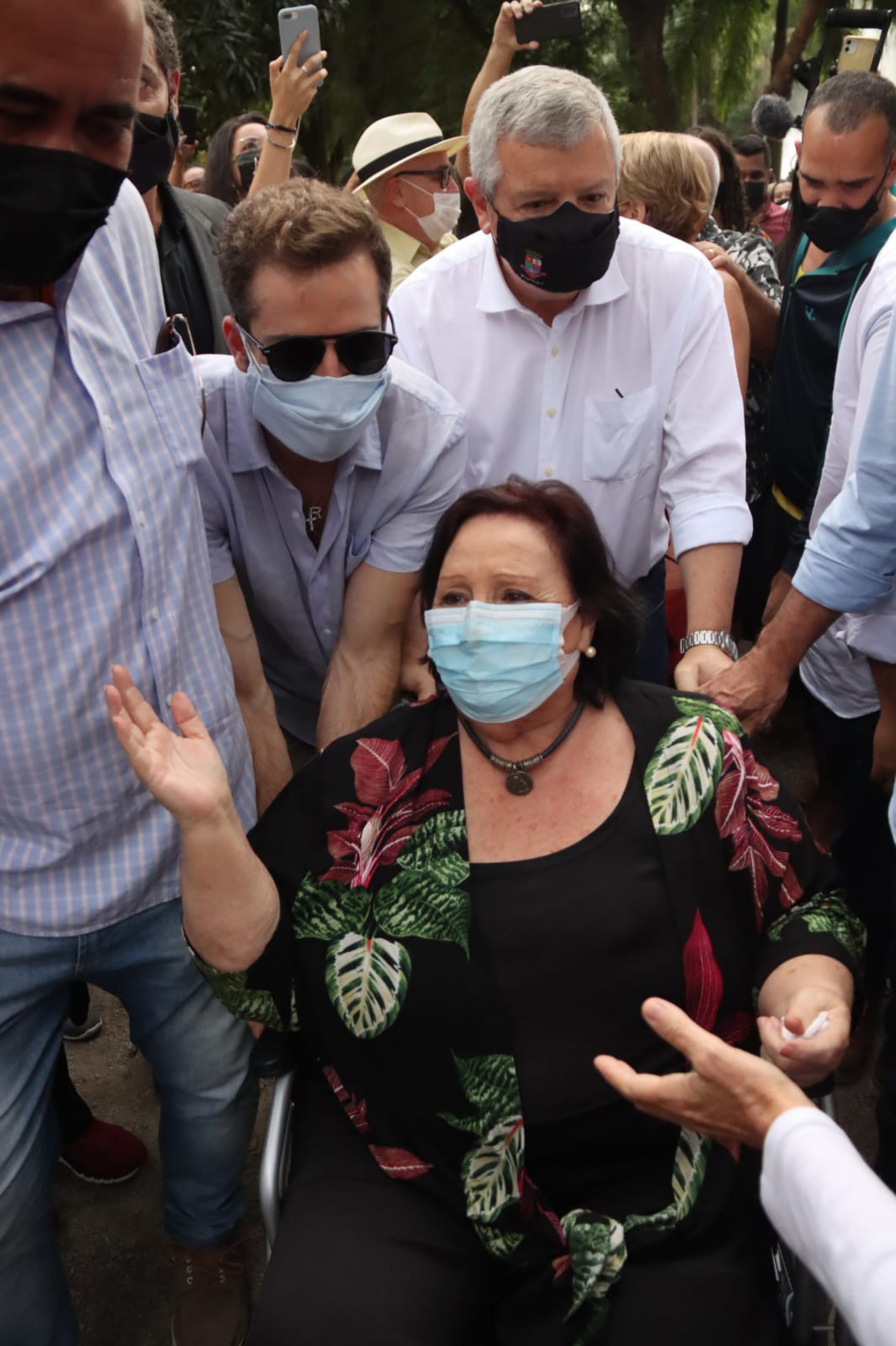 Thales Bretas e Dea Lúcia na inauguração de estátuas em homenagem a Paulo Gustavo em Niterói - Agnews