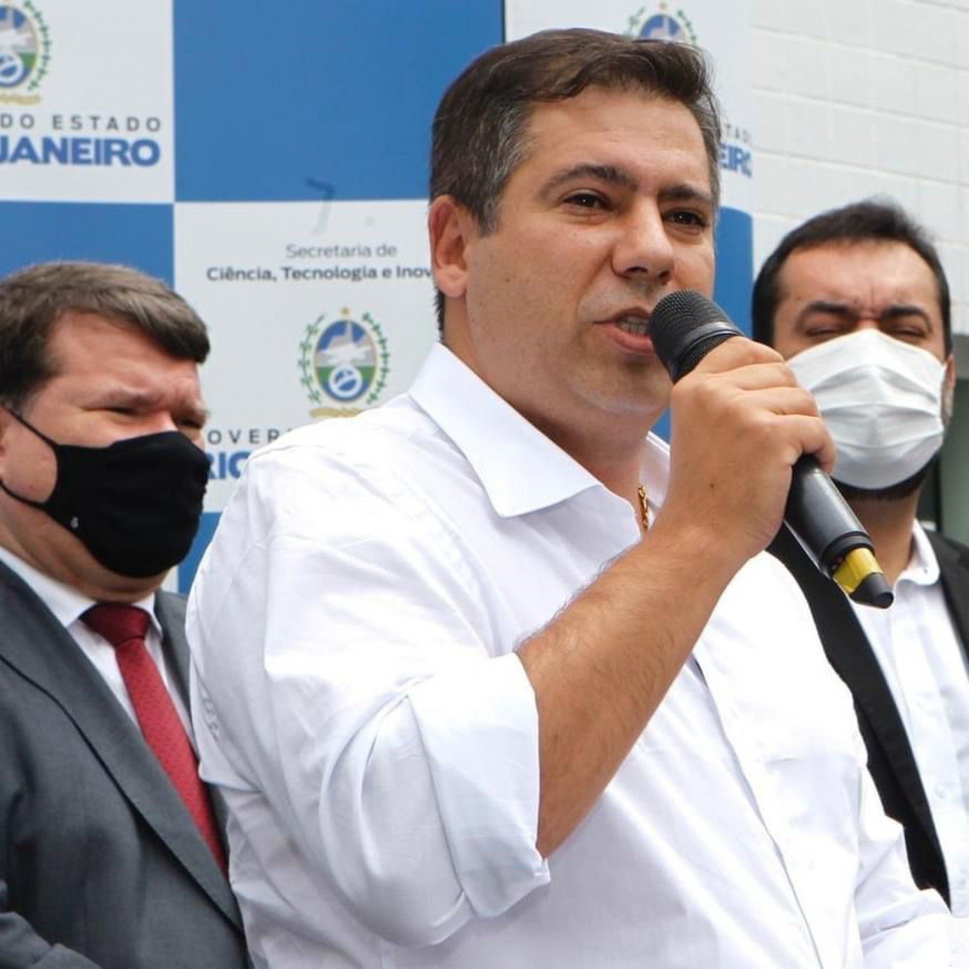 Sérginho entre o reitor da UERJ, Ricardo Lodi é o governador Claudio Castro na inauguração do Hospital da UERJ - Rede social